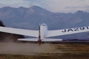 日本滑空協会広報誌「JSA Information」326号（2021年10月）の表紙に、滑空部のグライダーの写真が採用されました