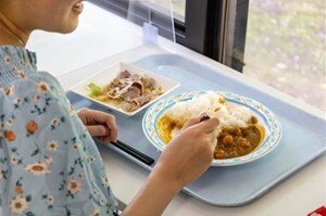 【コロナ禍学生支援】農学部峰ヶ丘同窓会・生協コラボ「100円カレー」が提供されました