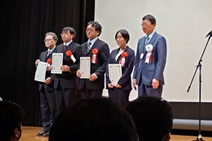 宇都宮大学を拠点に研究を行う根津郁実さん、農学部森林科学科の石栗太准教授らが日本木材学会のJWRS Best Paper Award 2022を受賞しました