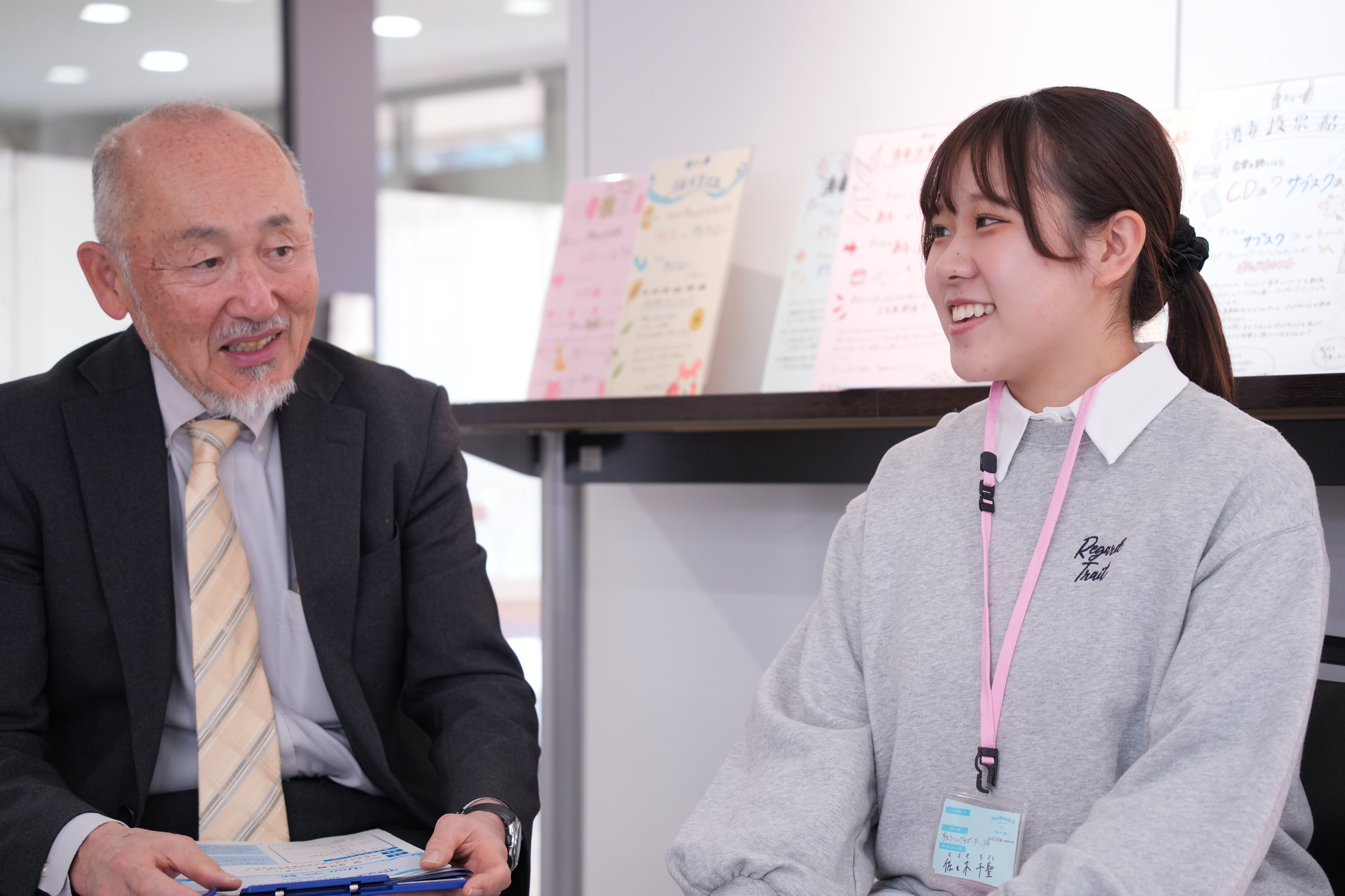 オープンキャンパス2026で池田学長と談笑する佐々木さん