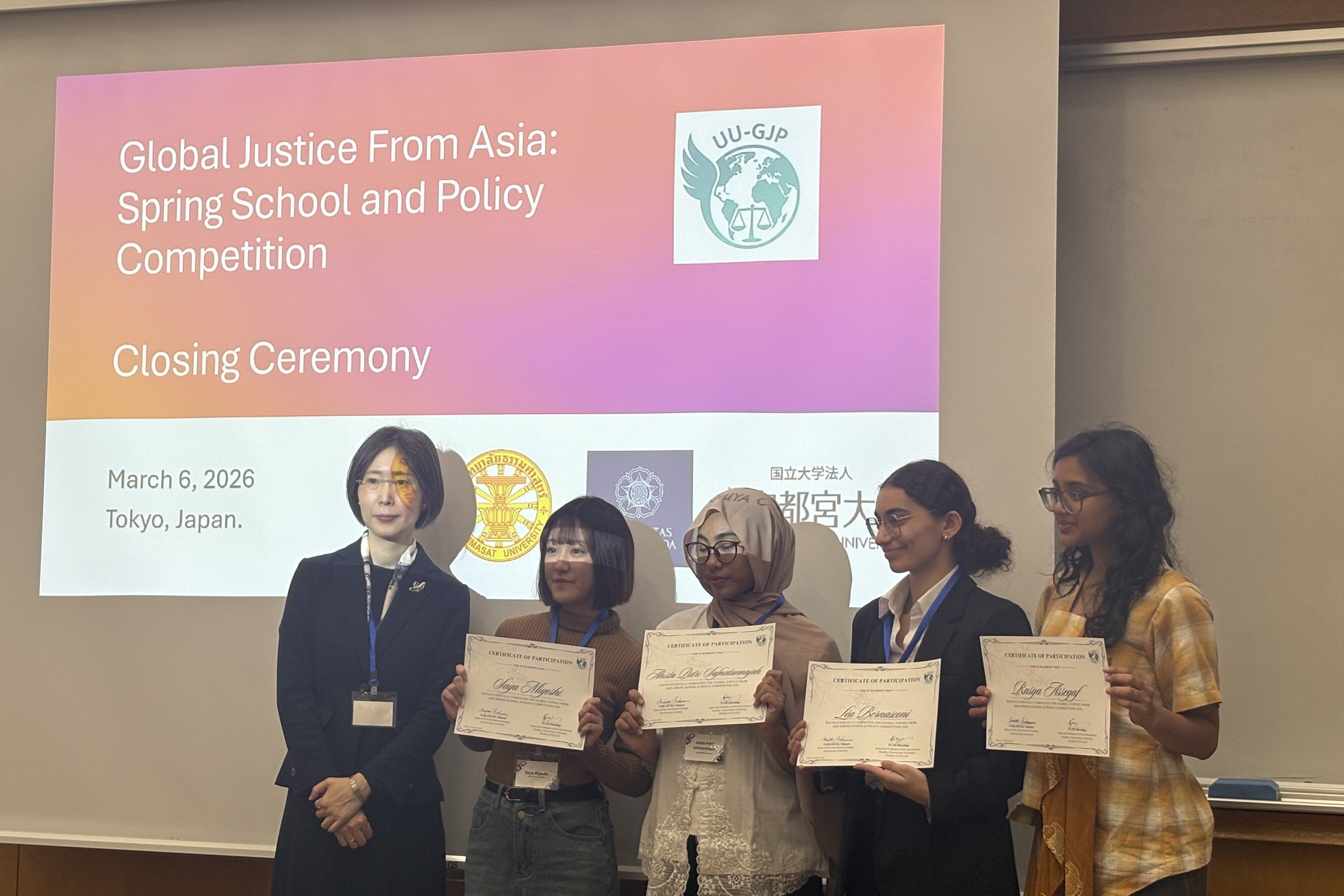 修了証明書を授与される学生