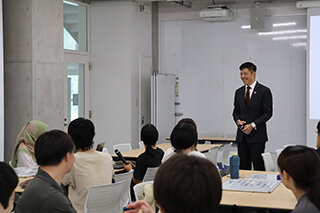 授業の様子(学生の質問を聞くオン大使)