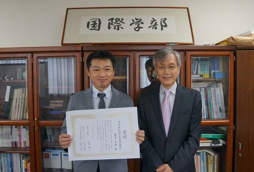 中村学部長と藤井准教授の写真