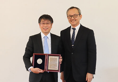 石田学長と岡本准教授の写真