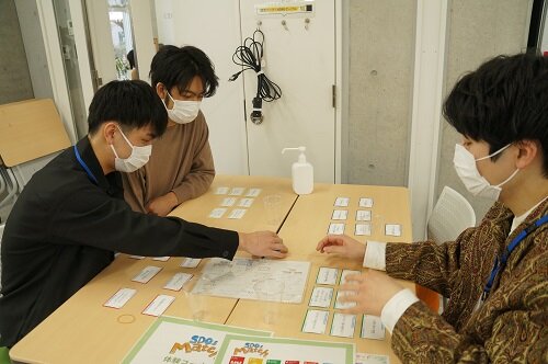 学長への報告の様子