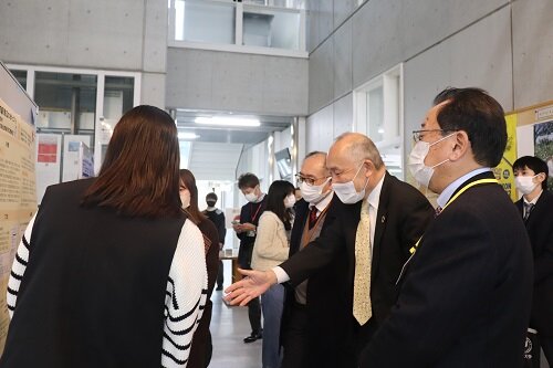 学長と藤井准教授と学生たち