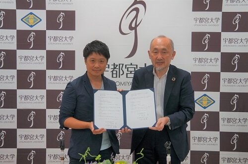 協定書を取り交わした林会長（左）と池田学長（右）