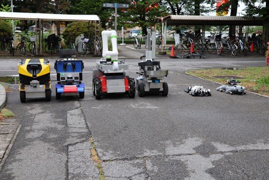 屋外に集結した参加ロボット