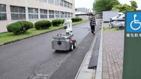 屋外を自律走行するイチゴ収穫ロボット