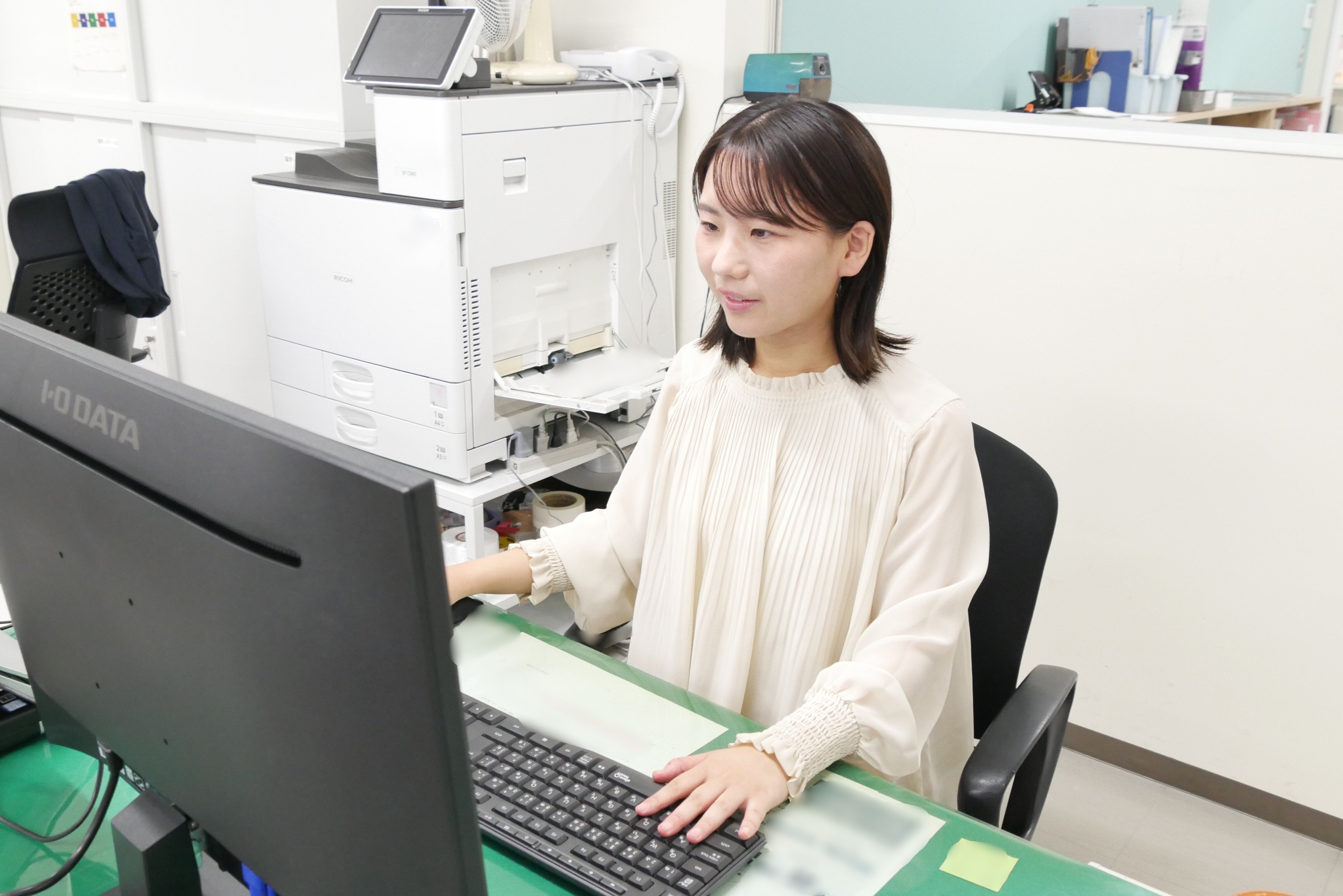 職員がパソコンを操作している写真