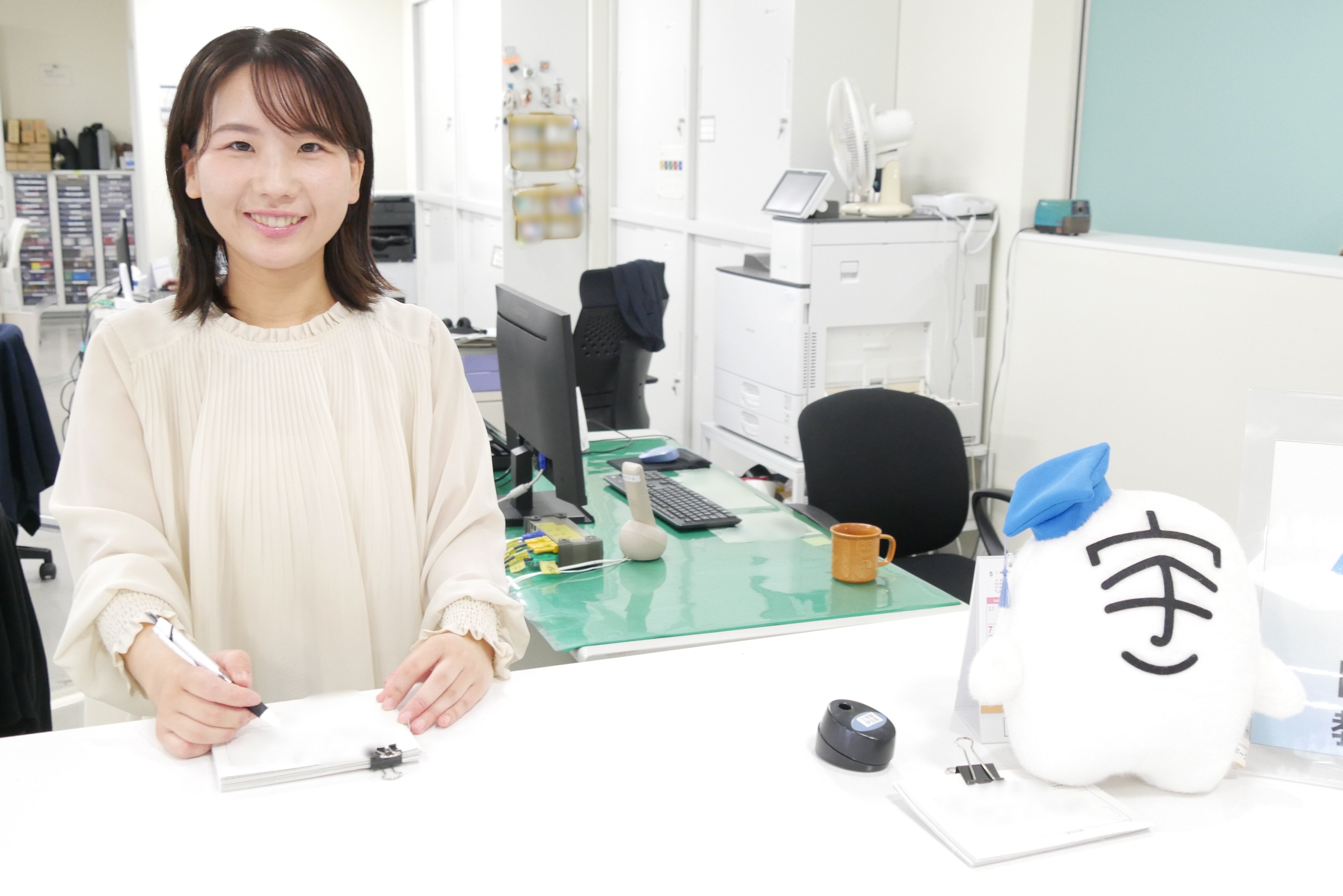 職員が窓口にいる写真